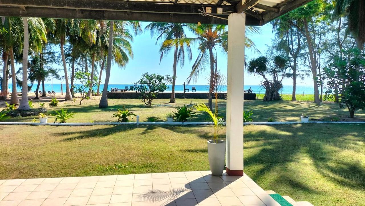 Hotel Coral Bay Trincomalee Exterior photo